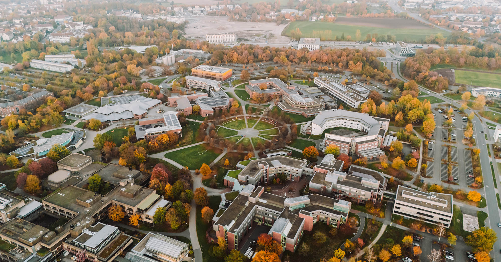 Luftbild des Campus der Uni Bayreuth im Herbst