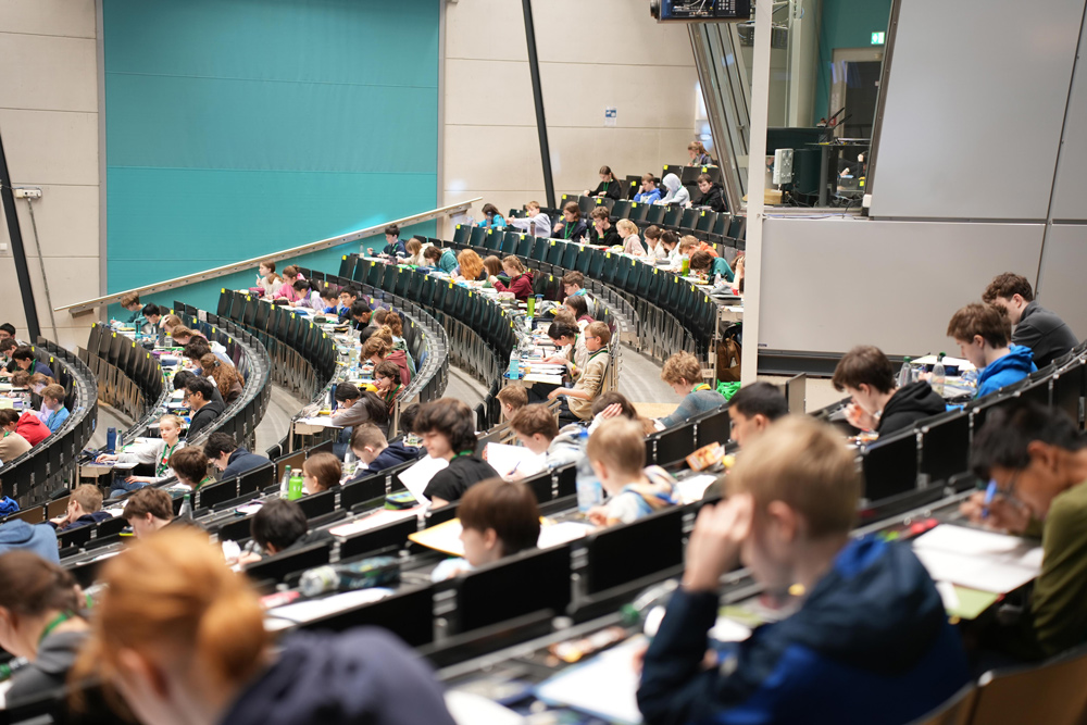 Teilnehmende der Mathe-Olympiade bei einer Klausur der Landesrunde (Bayern) 2025