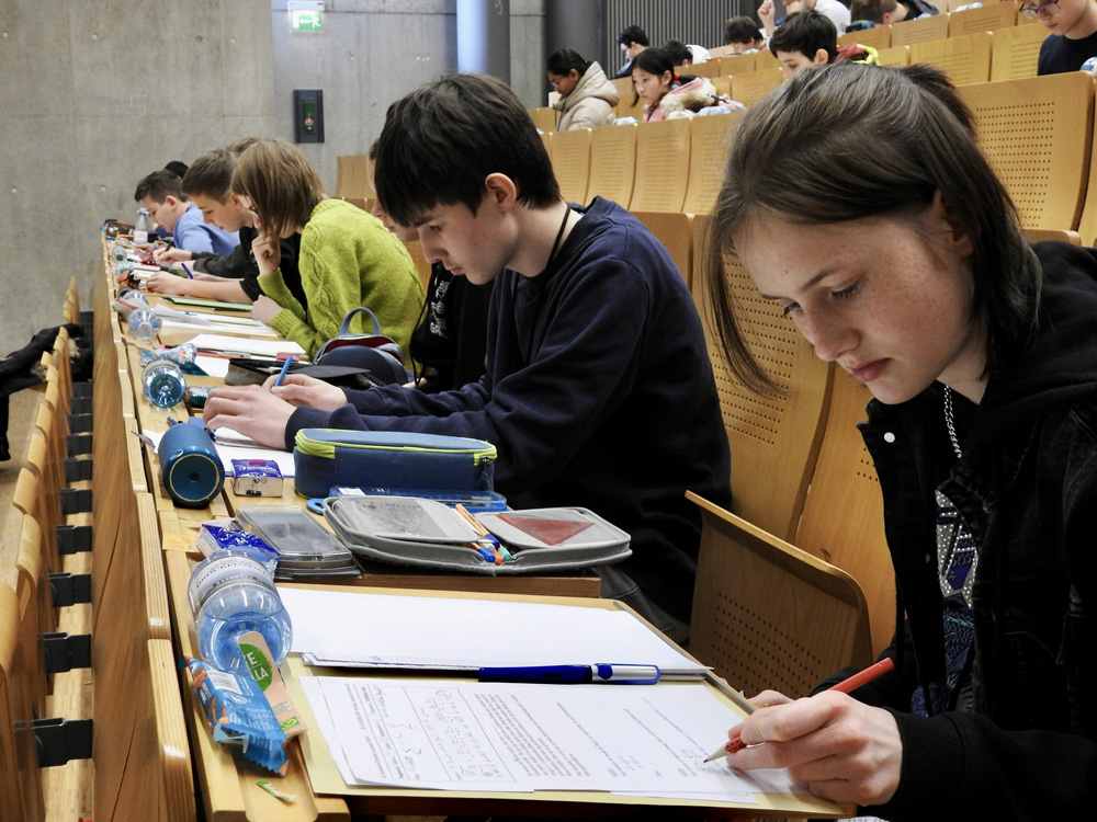 Teilnehmende der Mathe-Olympiade bei einer Klausur der Landesrunde 2024